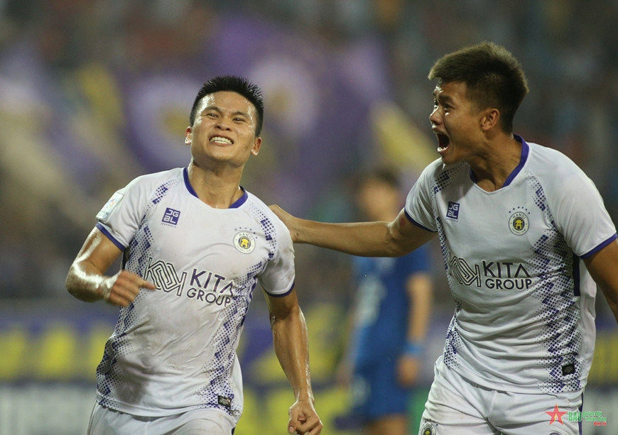 Tuấn Hải cân bằng thành tích với Ronaldo nhờ cú đúp vào lưới Wuhan Three Towns