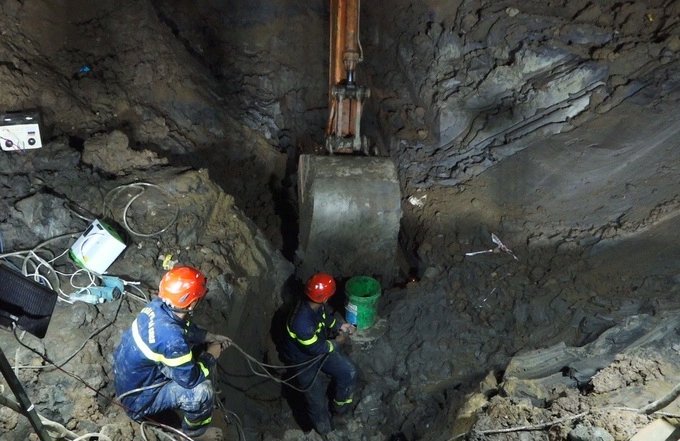 Thủ tướng chỉ đạo tập trung cứu cháu bé 10 tuổi rơi xuống ống cọc bê tông ở Đồng Nai