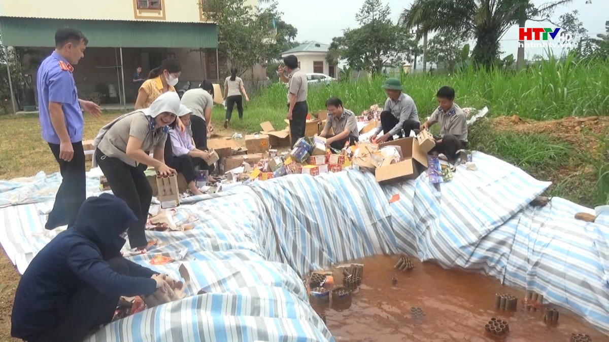 Hương Sơn tiêu hủy hơn 1 tấn pháo lậu