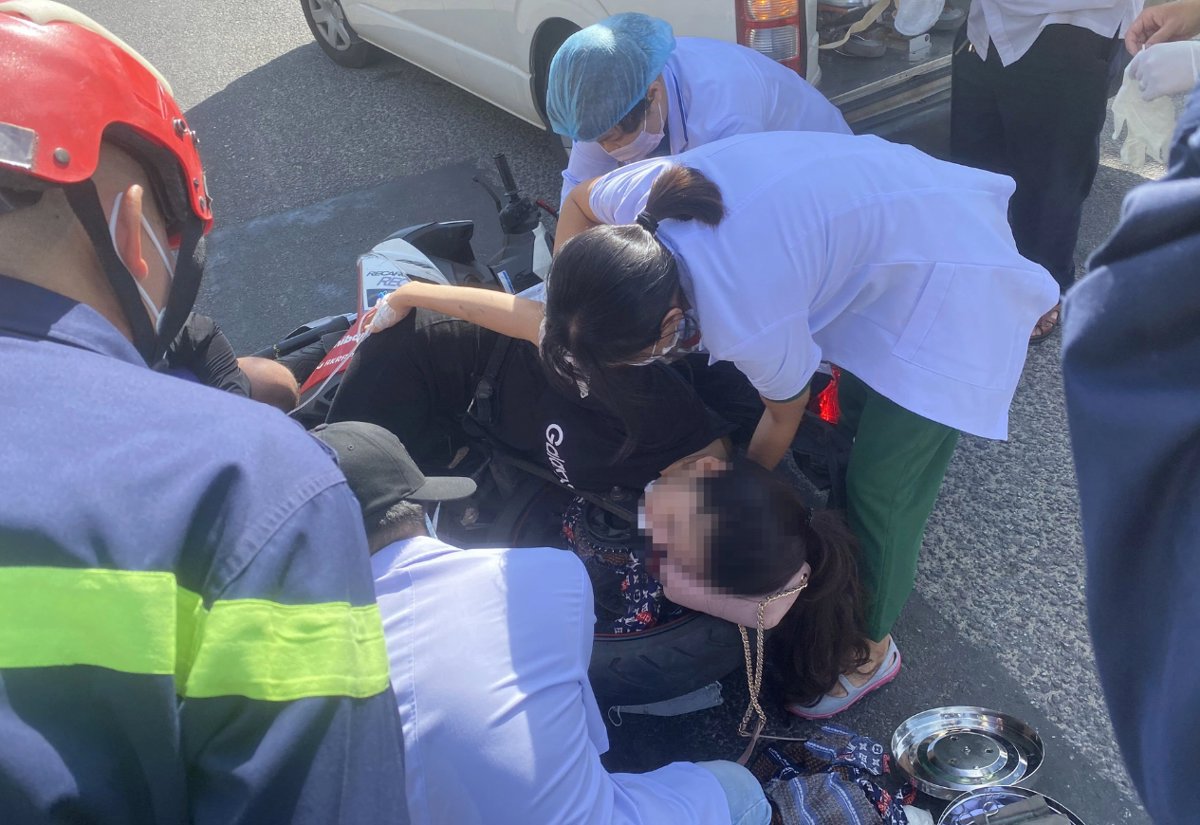 Váy chống nắng cuốn vào xích xe máy, cô gái bị ngã gãy tay