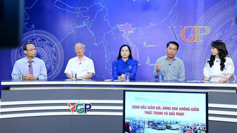 Xăng dầu giảm giá, hàng hoá không giảm – Thực trạng và giải pháp