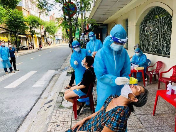 TP.HCM đề nghị hỗ trợ bổ sung 3.000 nhân viên y tế