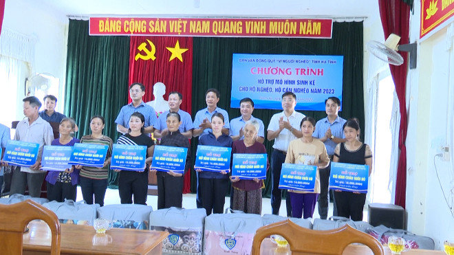 Thạch Hà: Trao 10 con bê sinh kế cho hộ nghèo