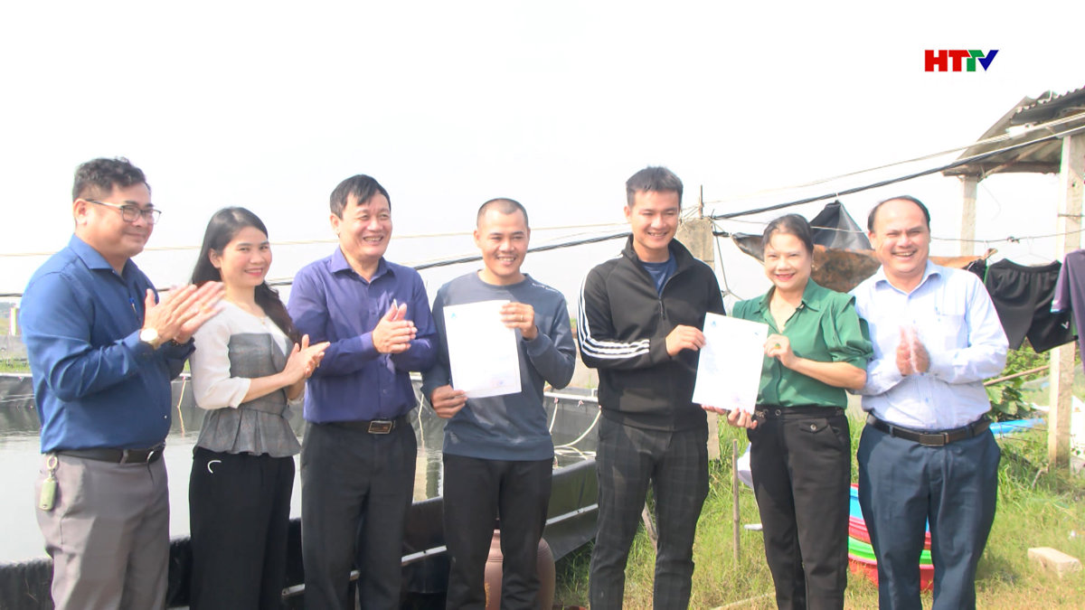 Trao chứng nhận VietGAP cho cơ sở nuôi tôm