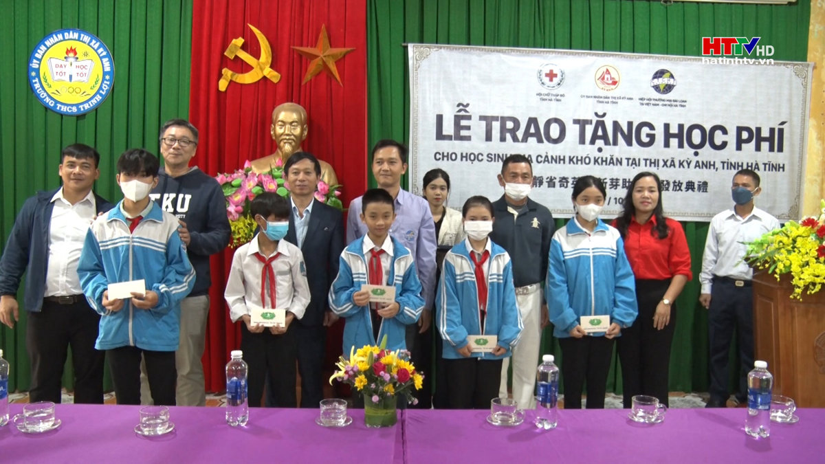 Hội Chữ thập đỏ trao tiền hỗ trợ học phí cho học sinh hoàn cảnh khó khăn