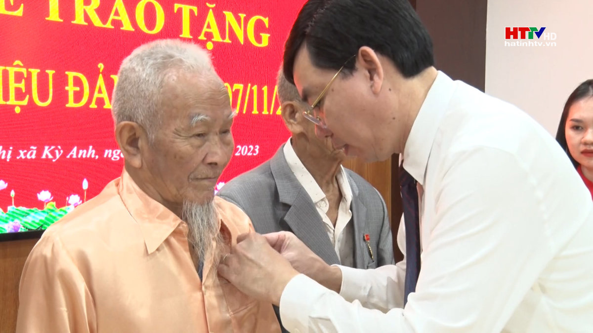 Thị xã Kỳ Anh trao tặng Huy hiệu Đảng