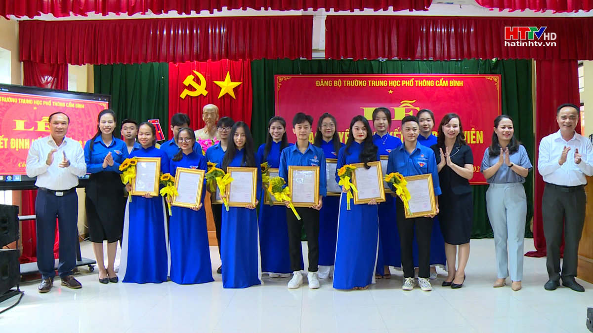 Cẩm Xuyên: Trao quyết định kết nạp đảng viên cho học sinh