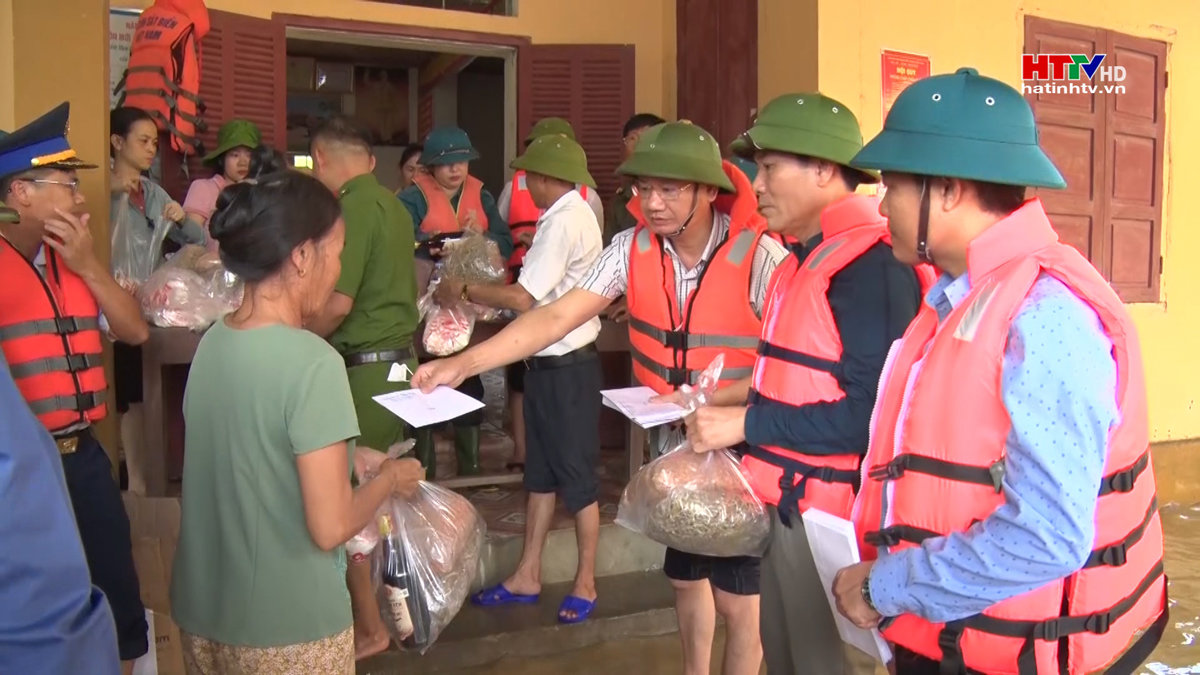 Trao quà cho người dân “ốc đảo” Hồng Lam