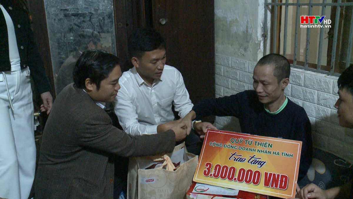 Hơn 120 triệu đồng được Vòng tay nhân ái – HTTV gửi tới các gia đình