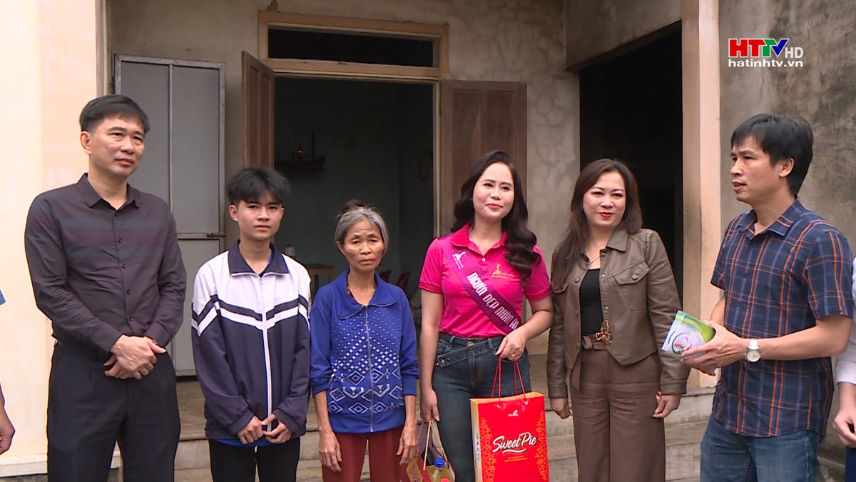 Vòng tay nhân ái – HTTV trao tiền hỗ trợ cho các gia đình khó khăn