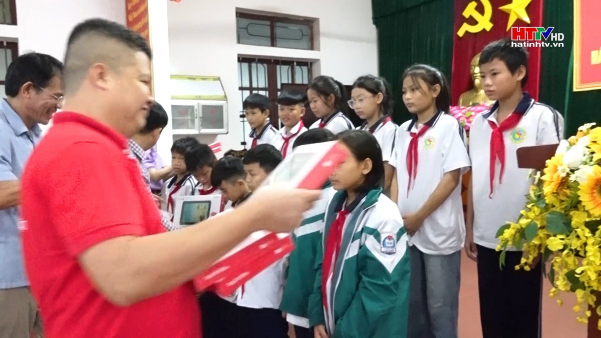 Trao tặng 339 máy tính bảng hỗ trợ học sinh nghèo