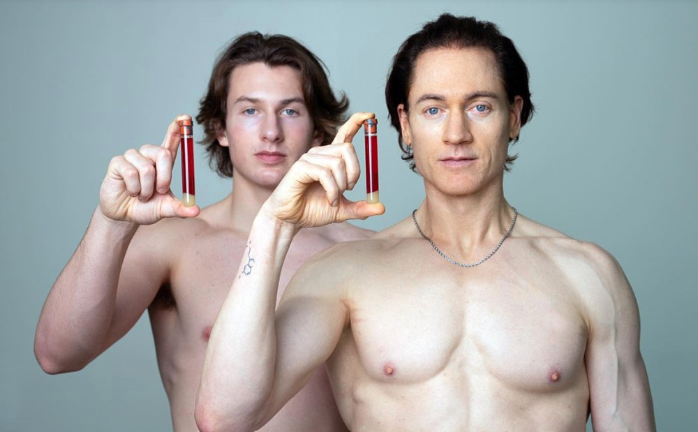 Triệu phú người Mỹ dùng máu của con trai 17 tuổi để đảo ngược quá trình lão hóa