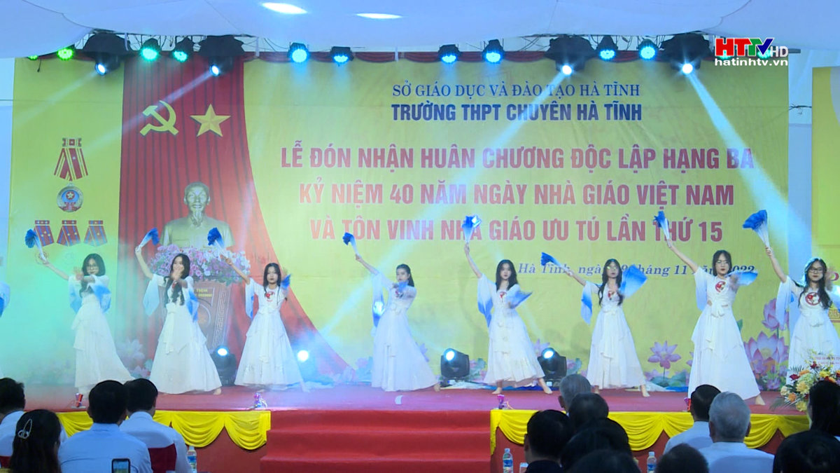 Trường THPT Chuyên Hà Tĩnh đón nhận Huân chương Độc lập Hạng Ba