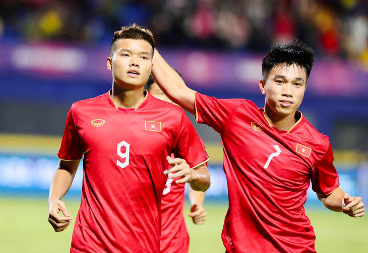 Thắng U22 Malaysia, U22 Việt Nam vào bán kết SEA Games 32