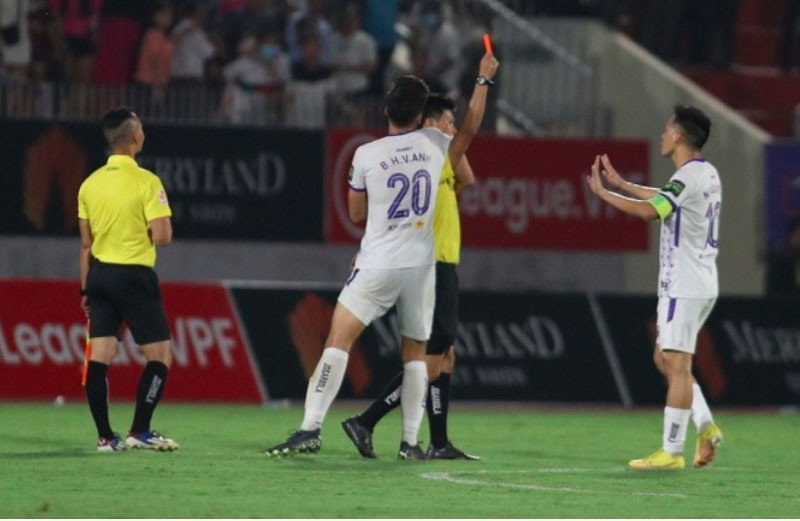 Văn Quyết và án phạt 8 trận