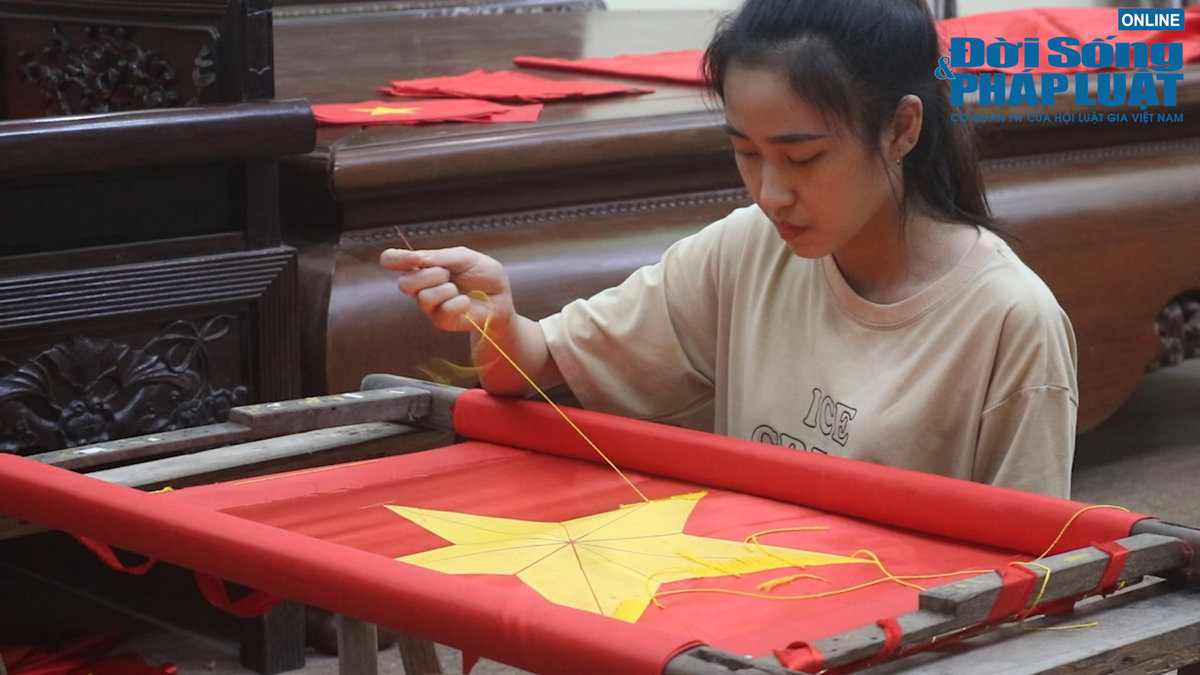 Về ngôi làng thêu lên "màu cờ Tổ quốc"