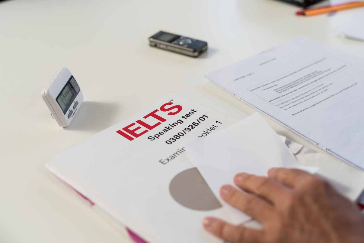 Việc dừng thi chứng chỉ IELTS: Bộ Tư Pháp nói gì?
