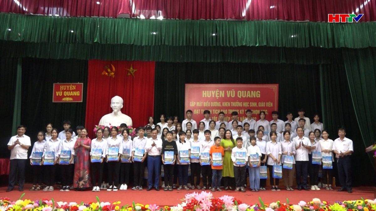 Vũ Quang khen thưởng học sinh, giáo viên có thành tích xuất sắc