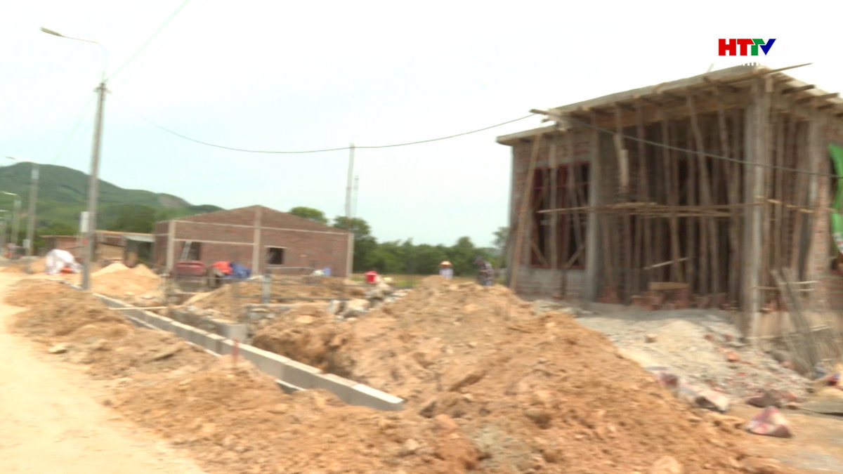 Nhà mới 'mọc' lên tại các khu tái định cư