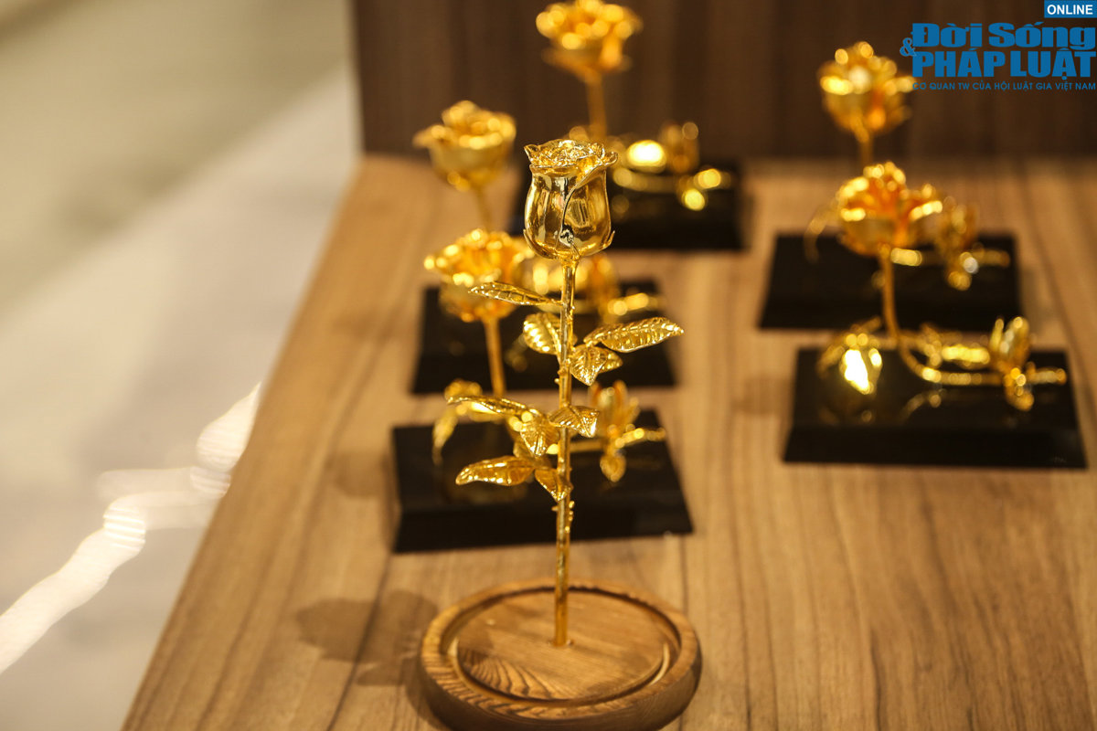 Cận cảnh bông hồng mạ vàng 24K hút khách trước dịp Valentine