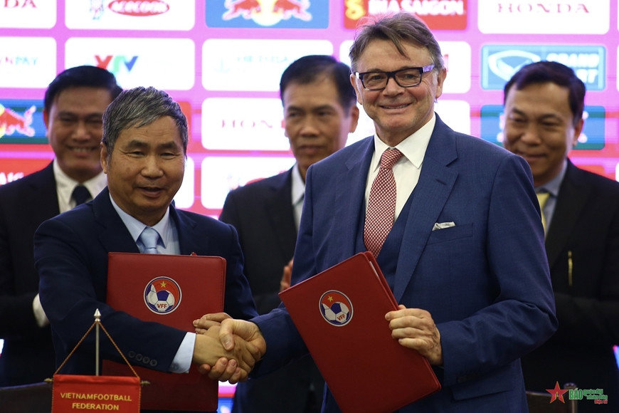 HLV Philippe Troussier: “Tôi muốn nâng tầm hơn nữa bóng đá Việt Nam”
