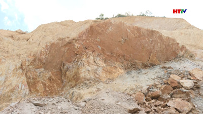 Sạt lở mỏ đất tại xã Lưu Vĩnh Sơn